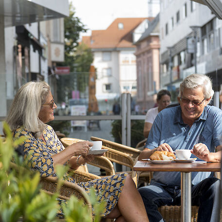 Ein Mann und eine Frau beim Kaffee trinken in der Rüsselsheimer Innenstadt.