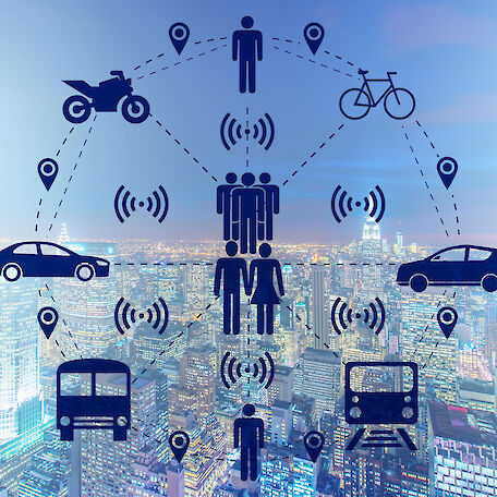 verschiedene Symbole zum Thema Mobilität, wie zum Beispiel Auto, Fahrrad Bus. Im Hintergrund eine Stadtsilhouette.