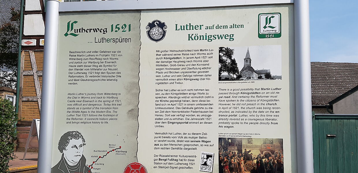 Lutherweg Tafel vor der evangelischen Kirche in Königstädten