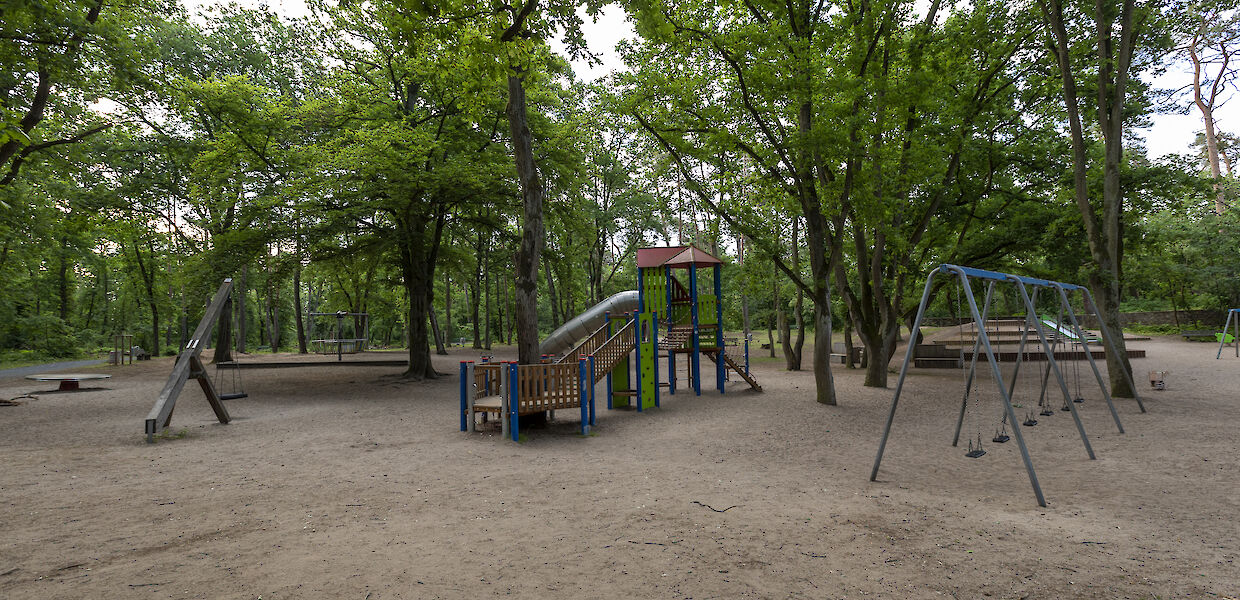 Spielplatz Ostpark - Schaukeln und Klettergerüst