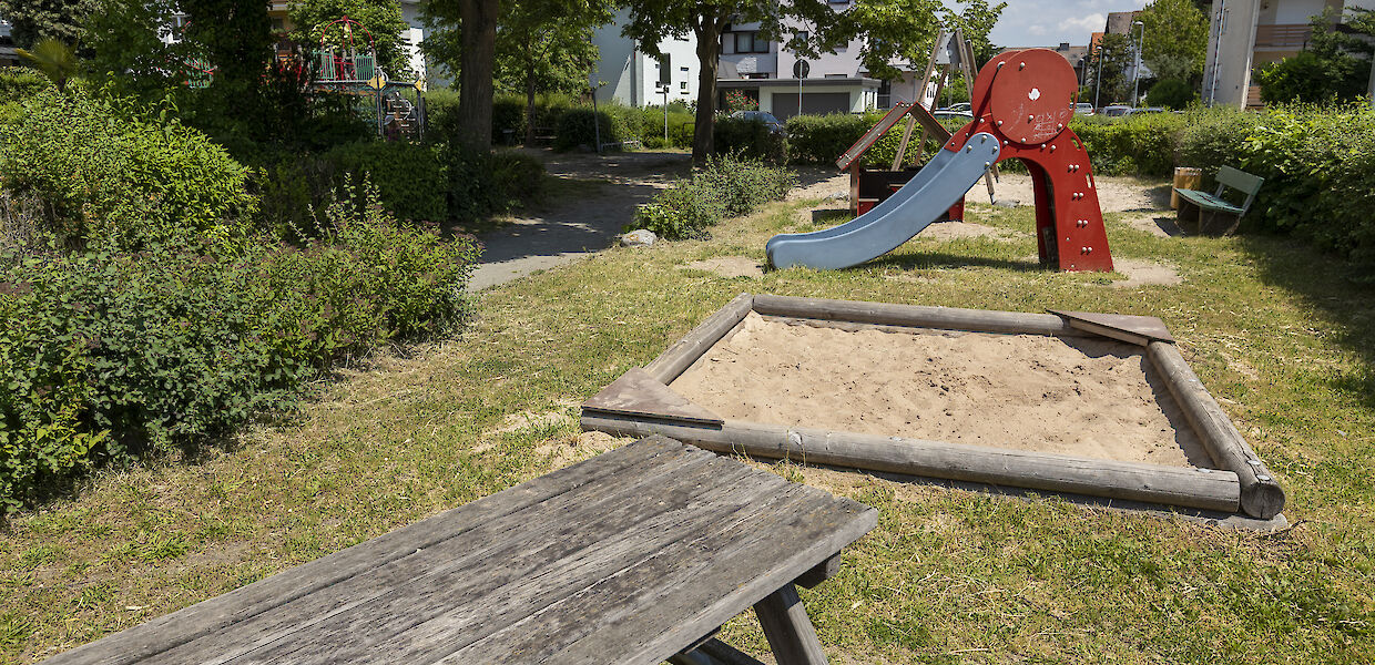 Spielplatz im Grundsee - Picknick-Bereich mit Sandkasten und Rutsche