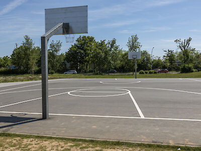 Basketball-Court Max-Planck-Schule - Spielfeld mit zwei Körben