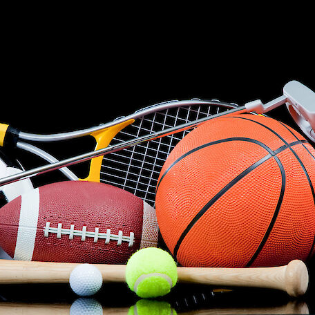 Sportausrüstung einschließlich ein Basketball, Fußball, Tennisball, Golf Ball, Bat Tennis Schläger, Boxhandschuhe, Fußball, Golf und Baseball-Handschuh.