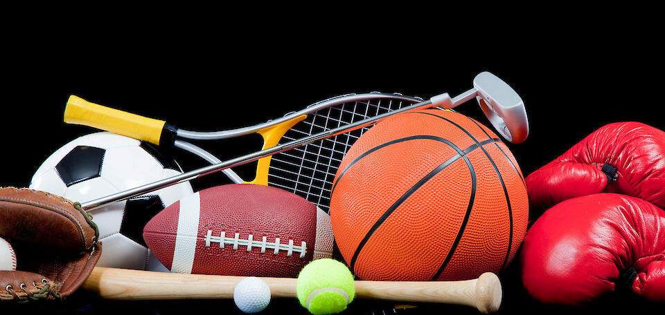 Sportausrüstung einschließlich ein Basketball, Fußball, Tennisball, Golf Ball, Bat Tennis Schläger, Boxhandschuhe, Fußball, Golf und Baseball-Handschuh.
