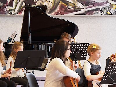 Schülerinnen und Schülern der Musikschule beim musizieren
