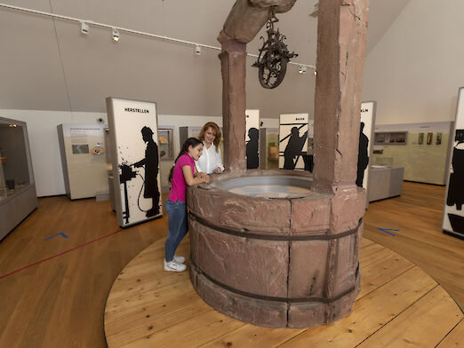 Besucher und Besucherinnen in der Dauerausstellung des Museums.