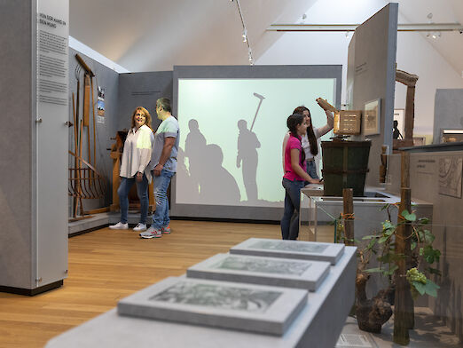 Besucher und Besucherinnen in der Dauerausstellung des Museums.