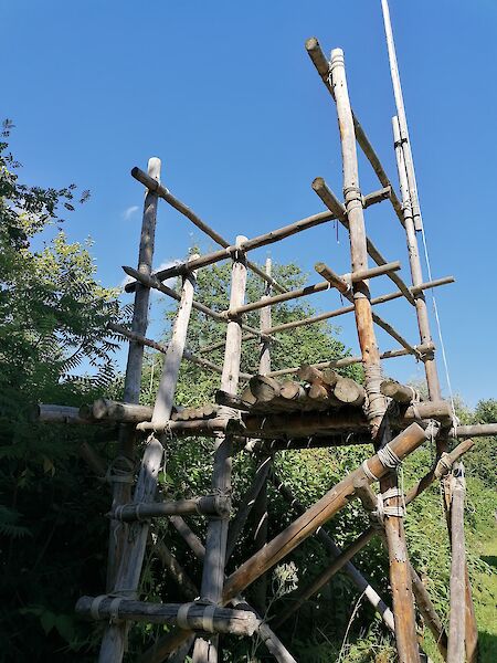 Turm aus Holz und Seilen