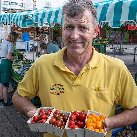 Wochenmarkthändler Wolfgang Dörr auf dem Wochenmarkt  im Dicken Busch