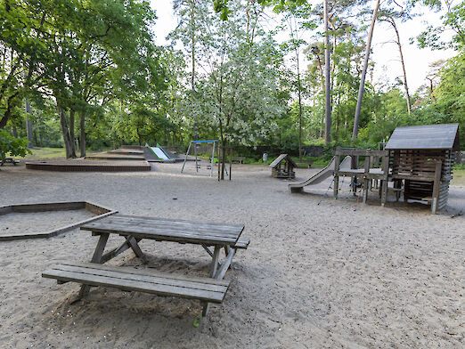 Spielplatz Ostpark - Picknick-Bereich und Sandkasten