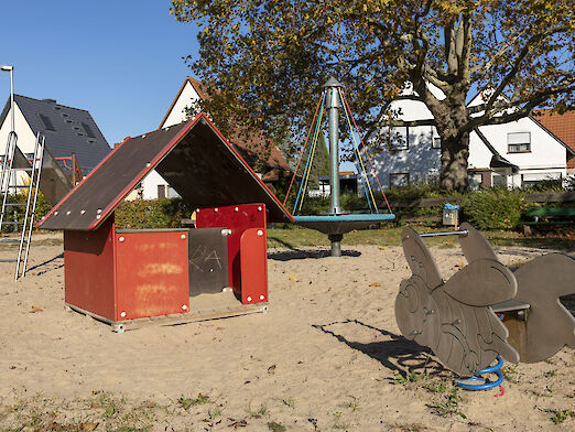 Spielplatz Mozartplatz - Spielhütte und Wippe