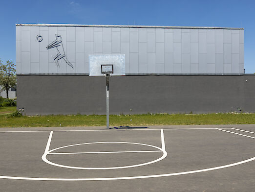 Basketball-Court Max-Planck-Schule - Spielfeld mit Korb