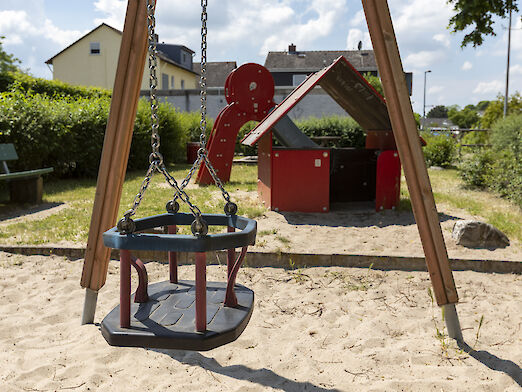 Spielplatz im Grundsee - Baby-Schaukel und Spielhaus