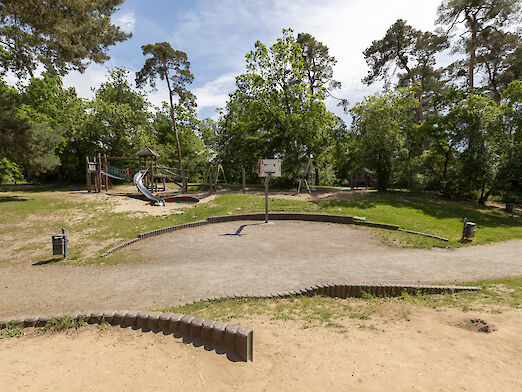 Spielplatz Bensheimer Straße - Baskettballplatz mit Korb