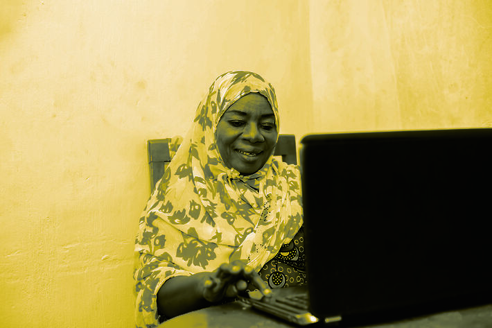 Eine Seniorin am Computer.