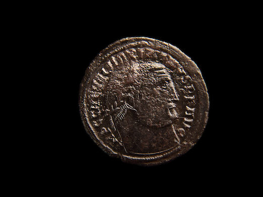 Münze mit dem Kopf der Kaisers Galerius Maximus.
