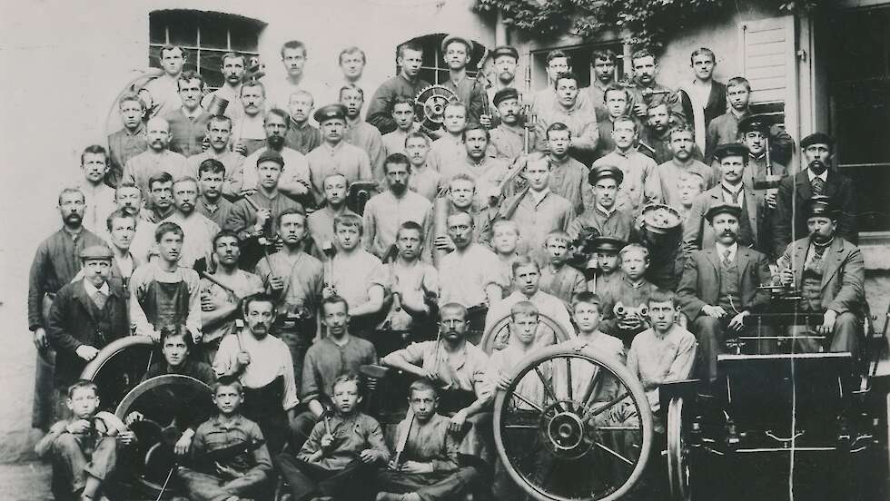 Die Belegschaft der Opel-Automobilabteilung um 1900.