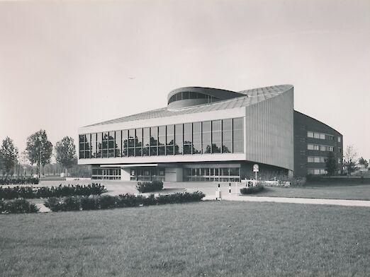 Außenaufnahme des Theater Rüsselsheim bei der Einweihung 1969.