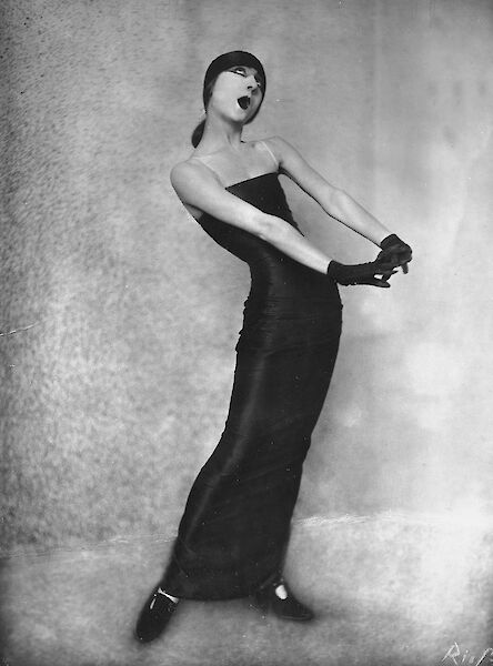 Frieda Riess, Margo Lion, Schauspielerin und Künstlerin des Kabaretts, beim Chanson »Die Linie der Mode«, 1923