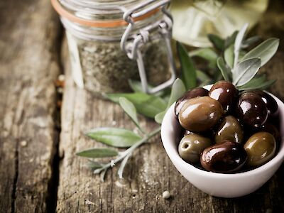 Oliven angerichtet mit Kräutern