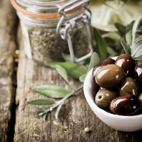 Oliven angerichtet mit Kräutern