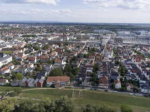 Blick von oben auf die Stadt Rüsselsheim mit den Opelwerken.
