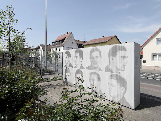 Mahnmal in der Grabenstraße mit den acht Gesichtern der acht US-Kriegsgefangenen..