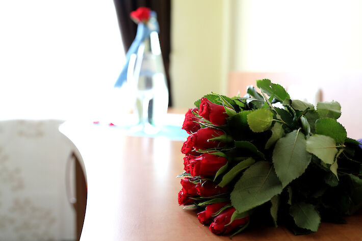 ein Strauß Rosen auf einer Tischplatte