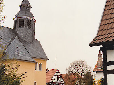 Platz an der Wied in Alt-Haßloch mit Kirche und Fachwerkhäusern.