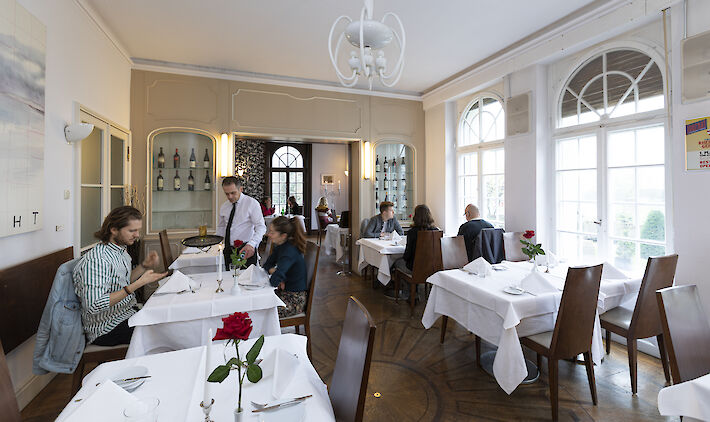 Foto: Restaurant Opelvillen mit Gästen