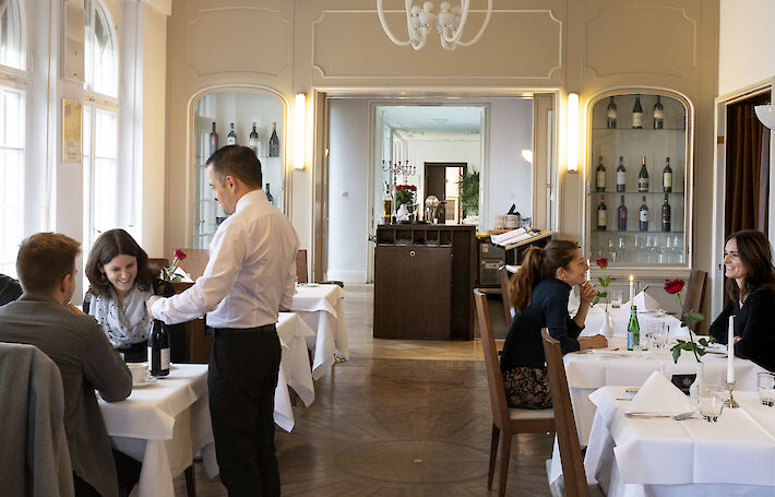 Foto: Restaurant Opelvillen mit Kellner und Gästen