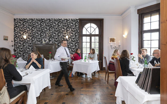 Foto: Restaurant Opelvillen mit Kellner und Gästen
