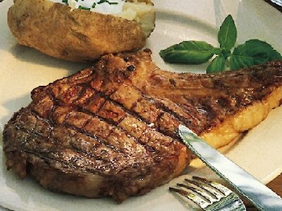 Steak auf einem Teller angerichtet