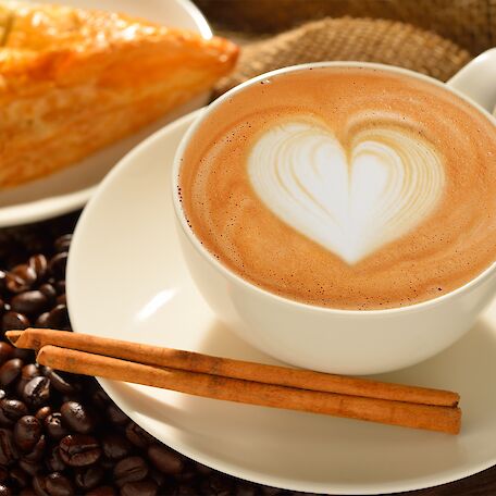 Eine Tasse Kaffee und ein Kaffeestückchen schön angerichtet