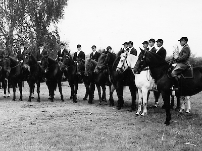  Schwarz-Weiß Aufnahme auf der Reiter des Bauschheimer Reit- u. Fahrvereins auf ihren Pferden zu sehen sind.