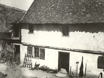 Das Foto zeigt das erste Werkstattgebäude von Adam Opel in Rüsselsheim.