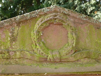Das Bild zeigt ein Detail eines Grabsteins.