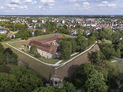 Luftaufnahme der Festung, im Hintergrund die Stadt Rüsselsheim am Main