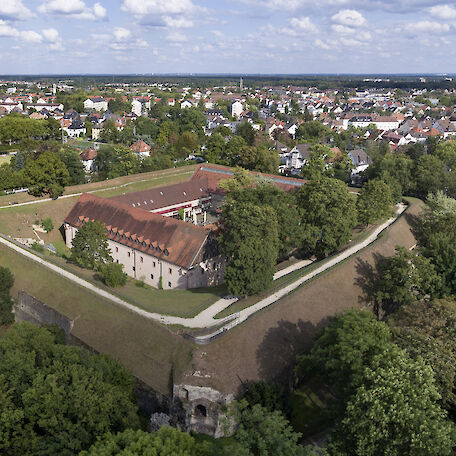 Luftaufnahme der Festung, im Hintergrund die Stadt Rüsselsheim am Main