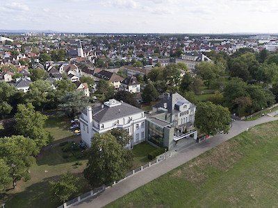 Luftaufnahme der Opelvillen und der Stadt Rüsselsheim