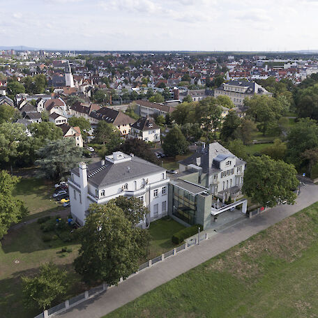 Luftaufnahme der Opelvillen und der Stadt Rüsselsheim
