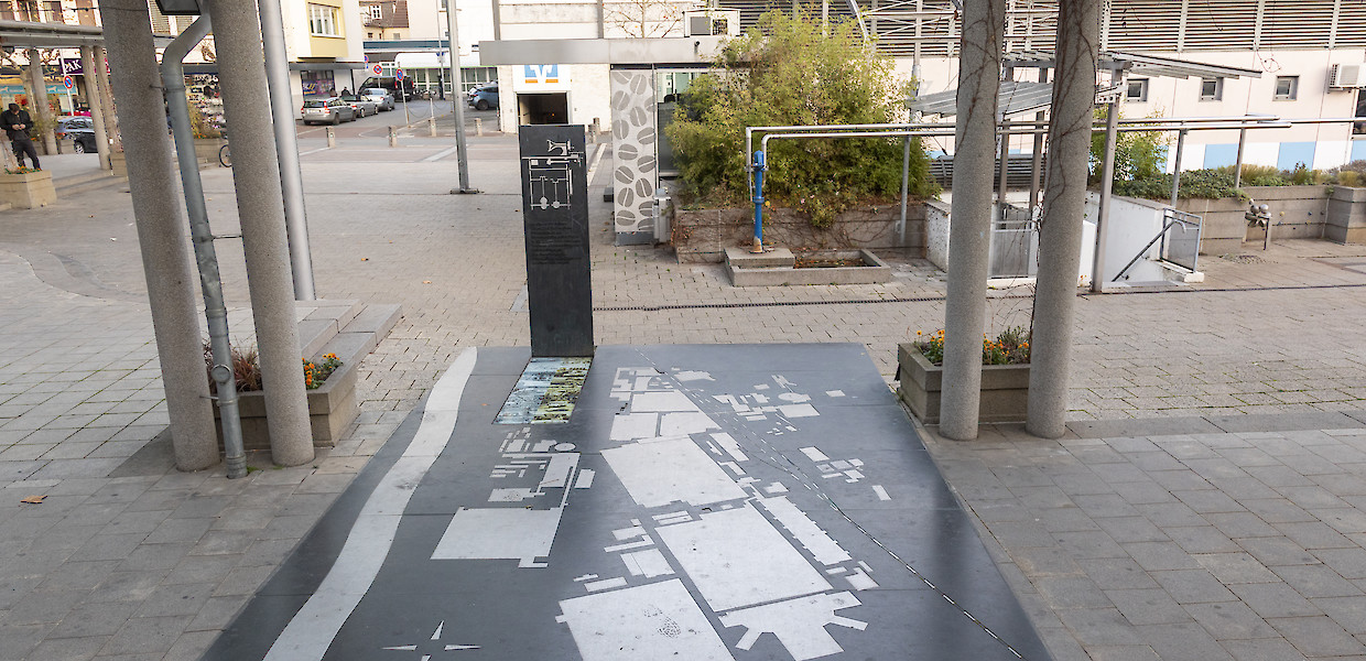 Denkmal  „Denkwerk“ auf dem Löwenplatz - hier stand die Erste Werkstatt Adam Opels