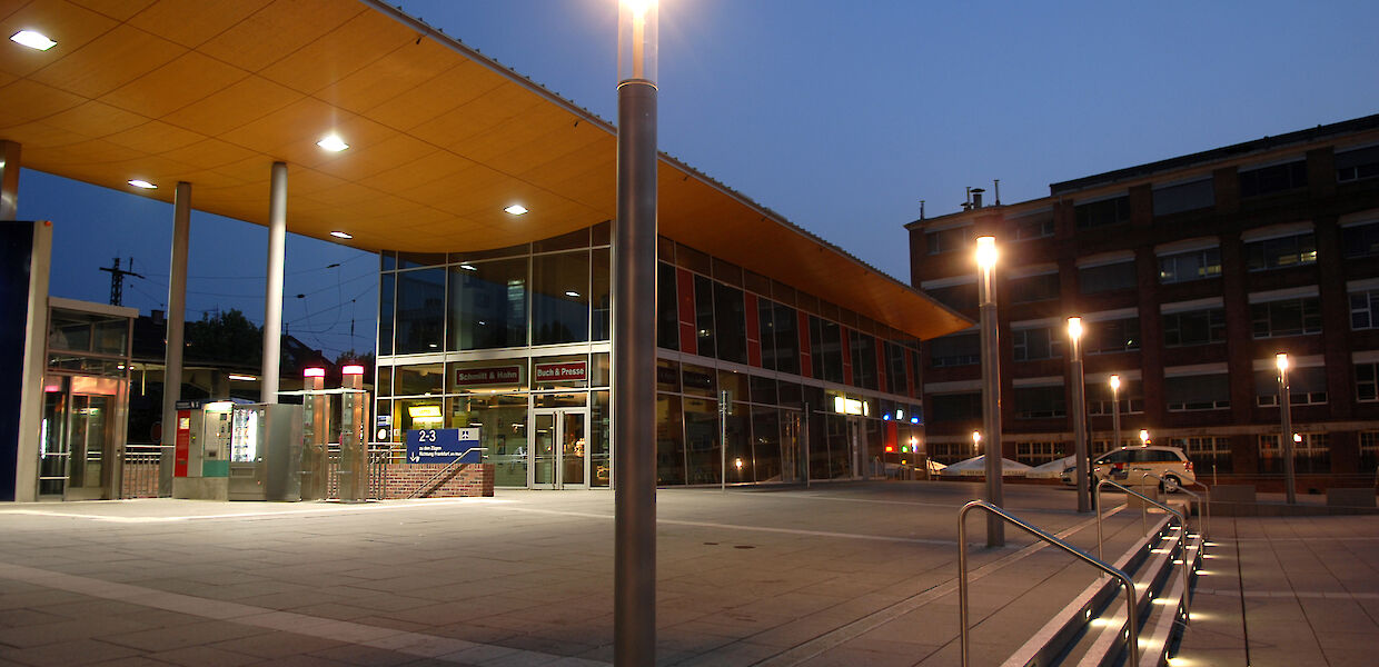 Bahnhofsgebäude in Rüsselsheim am Main bei Nacht