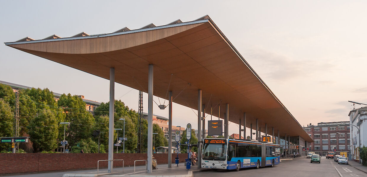 Busbahnhof in Rüsselsheim am Main mit einem Bus