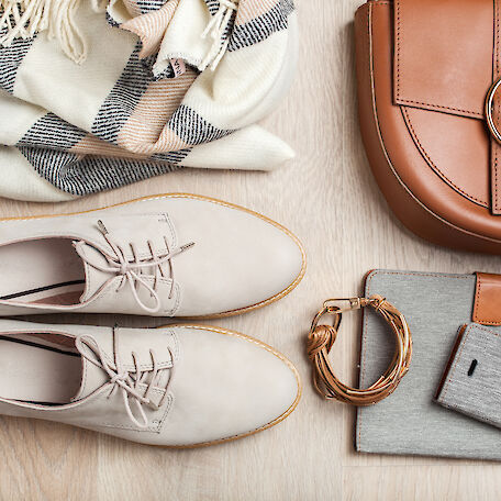 Verschiedene Modeartikel (Schuhe, Tasche, Schal, Armband, Brieftasche)