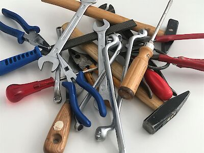 Verschiedene Werkzeuge wie zum Beispiel Schraubenzieher, Hammer und Zangen.