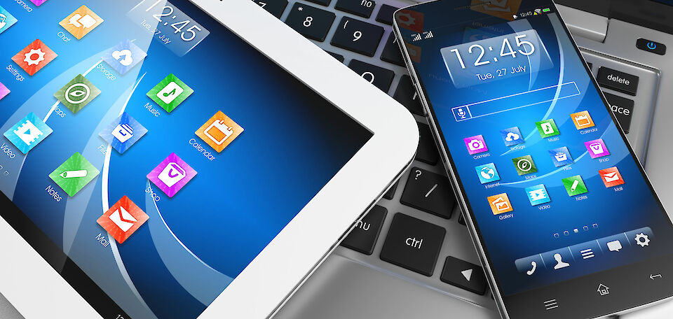 Smarthone, Laptop und ein Tablet