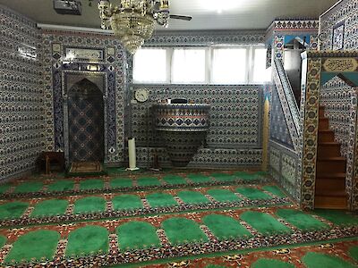 Gebetsraum in der Mevlana-Moschee