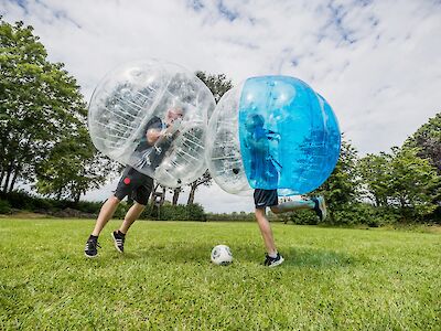 Zweikampt beim Bubble Soccer