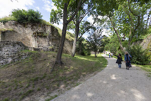 2 Frauen, die im Festungsgraben spazieren gehen.